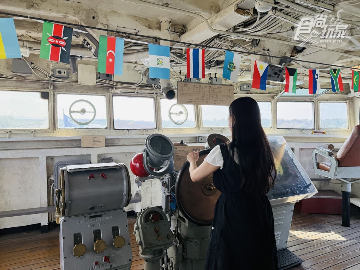 泰迪熊大軍出沒安平！走入全台唯一海上軍艦博物館，合照熊熊體驗當船長