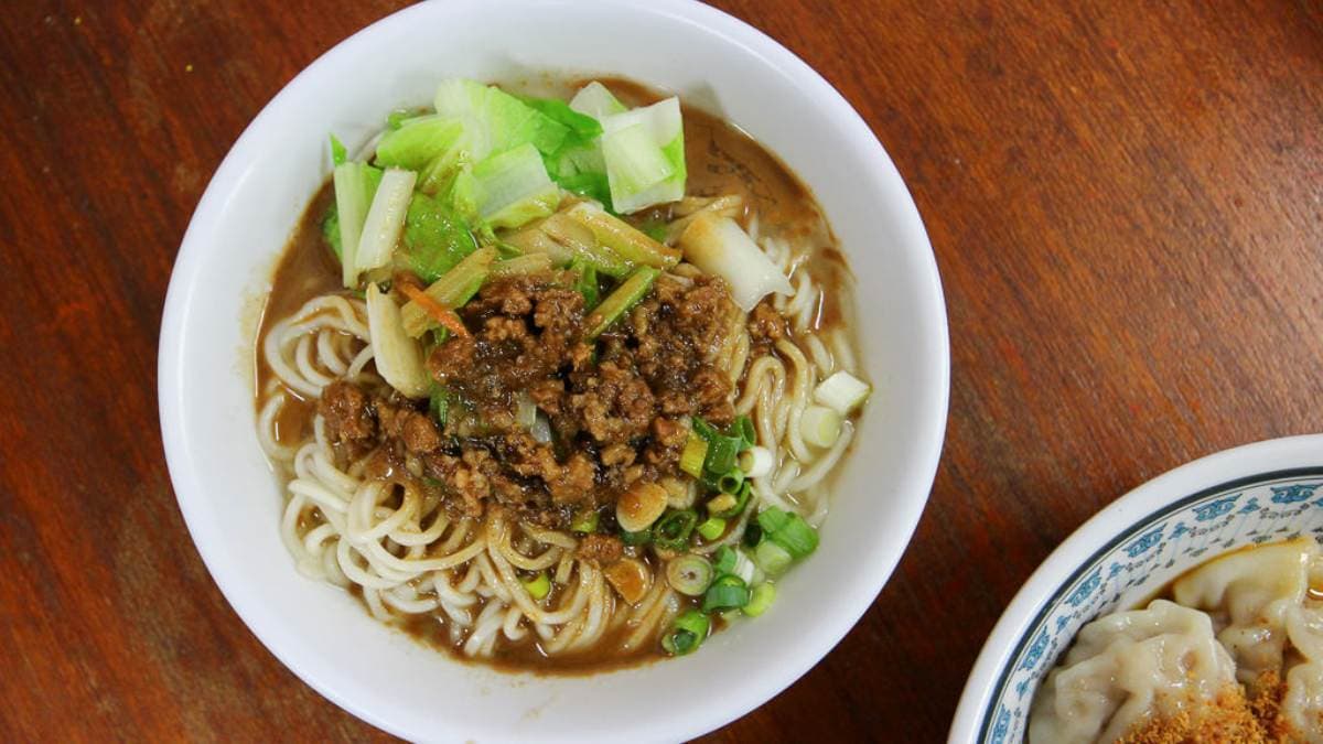 招牌乾麵有麻醬的香氣但不會有苦味，吃起來鹹香唰嘴。（圖片來源：口袋吃吃五十咩）