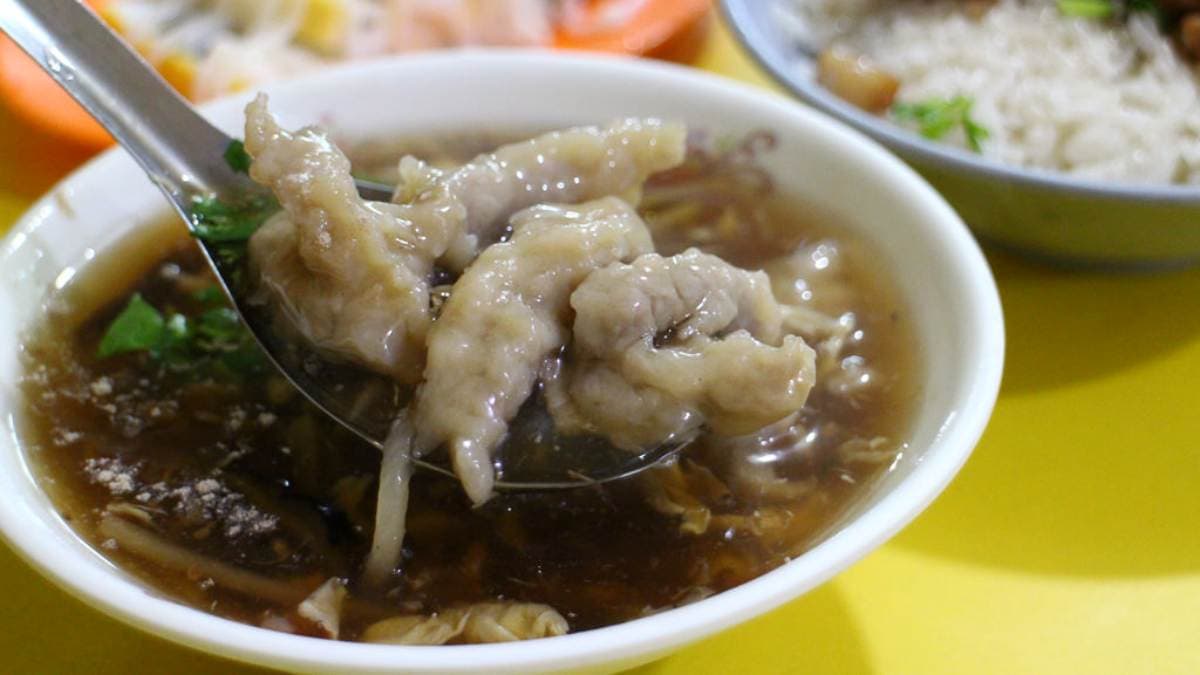 肉羹湯配料豐富，湯裡有蛋絲、筍絲。（圖片來源：口袋吃吃五十咩）