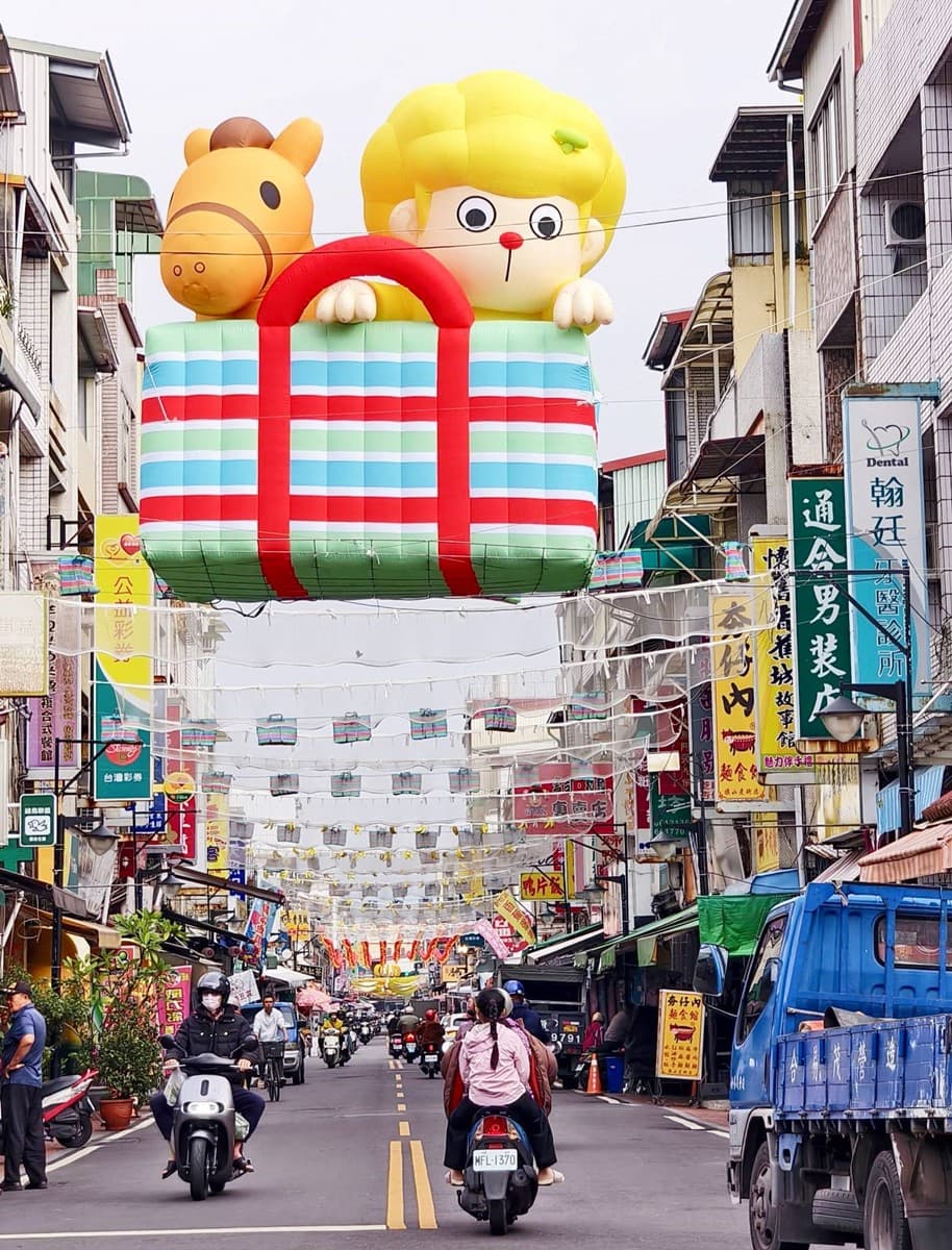 俏皮香蕉猴出沒!過年走春逛2026旗山燈會,百年老街吃美食、必拍景點看這 俏皮香蕉猴出沒!過年走春逛2026旗山燈會,百年老街吃美食、必拍景點看這