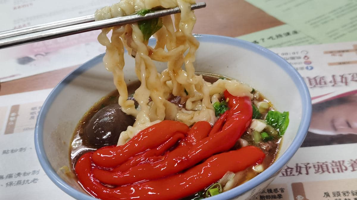剝皮辣椒麵的麵條有點厚度、口感略Q。（圖片來源：DARREN蘋果樹旅遊玩樂誌）