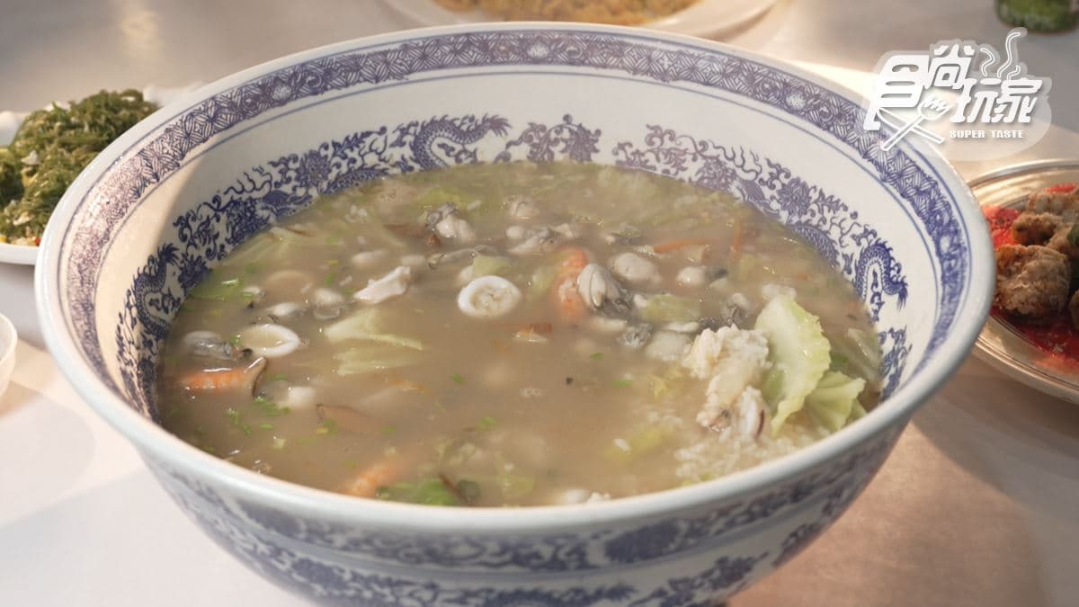 「海鮮粥」裡面有滿滿海鮮，誠意十足。