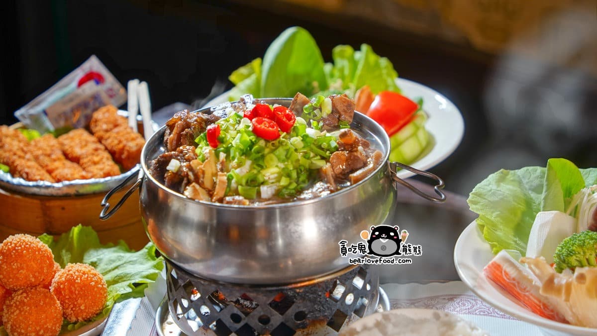 「藥膳羊肉鍋」滿滿的帶皮羊肉，湯頭喝起來是淡淡的麻油香。（圖片來源：貪吃鬼熊熊）