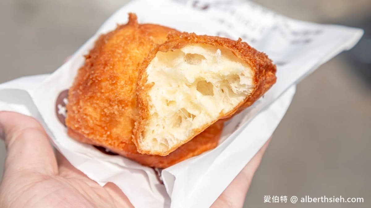 店家也販售現炸的「雙胞胎」，外皮微甜酥脆還帶點砂糖顆粒。（圖片來源：愛伯特）