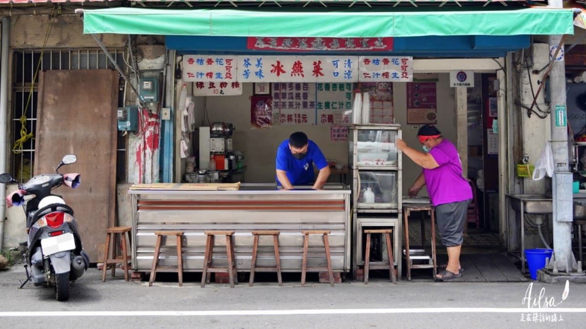 「阿胖冷飲」小小一攤位置不大，卻是朴子人清涼解渴的來源。（圖片來源：走在採訪的路上）
