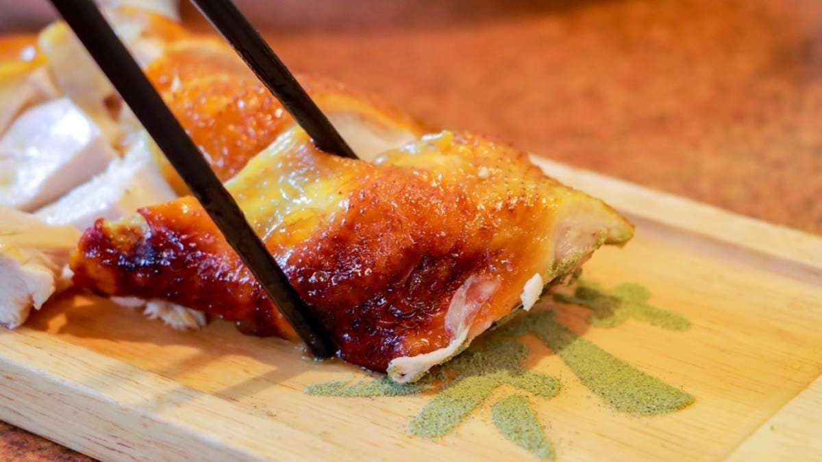「烏龍茶燻雞」以烏龍茶香燻烤，雞肉吃起來富含淡淡茶香。（圖片來源：GO阿綸@旅人狂潮）