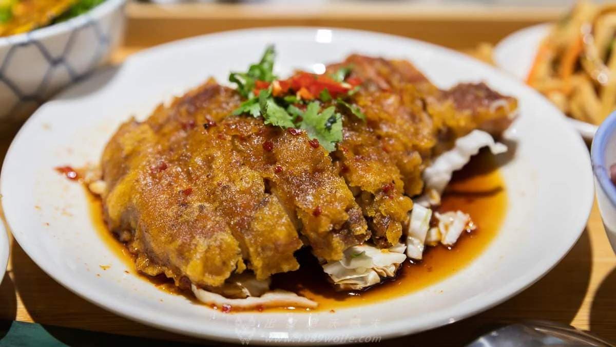 椒麻雞酥嫩脆口，雞肉鮮嫩多汁。（圖片來源：WOLFE）