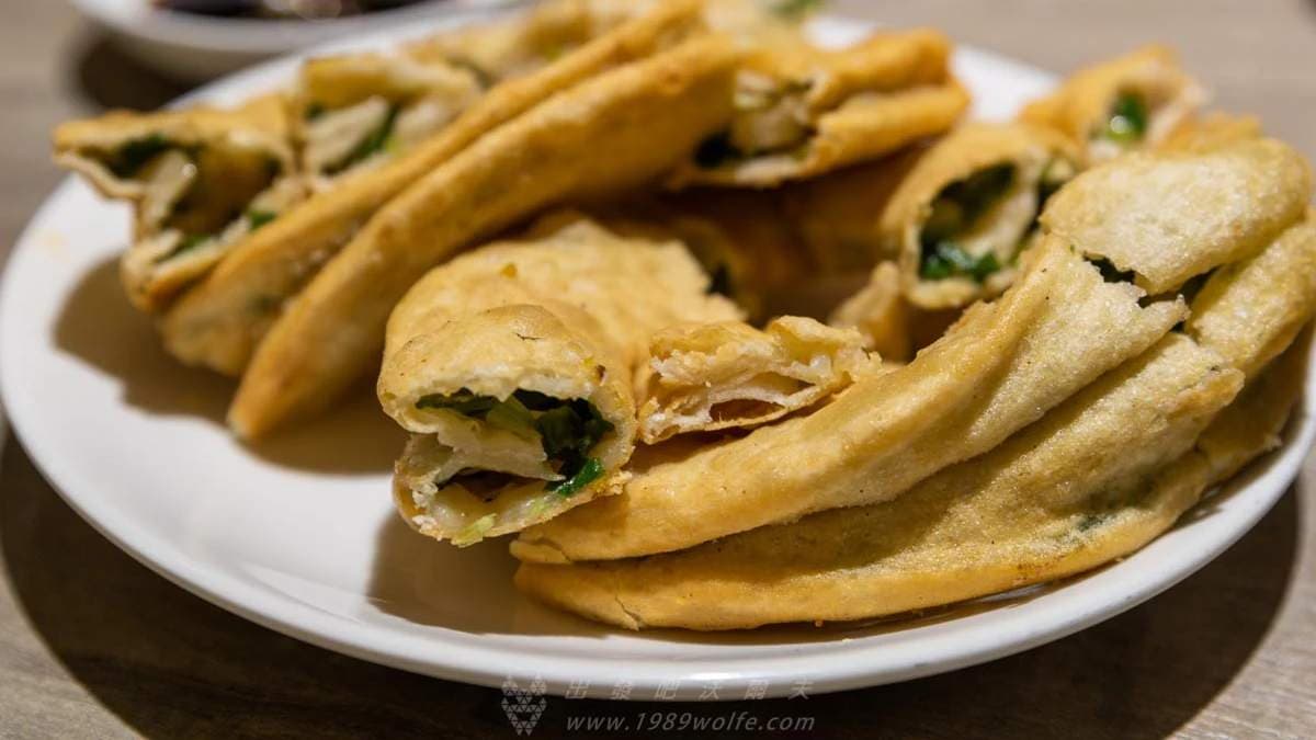 「手工蔥油餅」推薦必吃，滿滿的鮮蔥藏在餅皮中。（圖片來源：WOLFE）