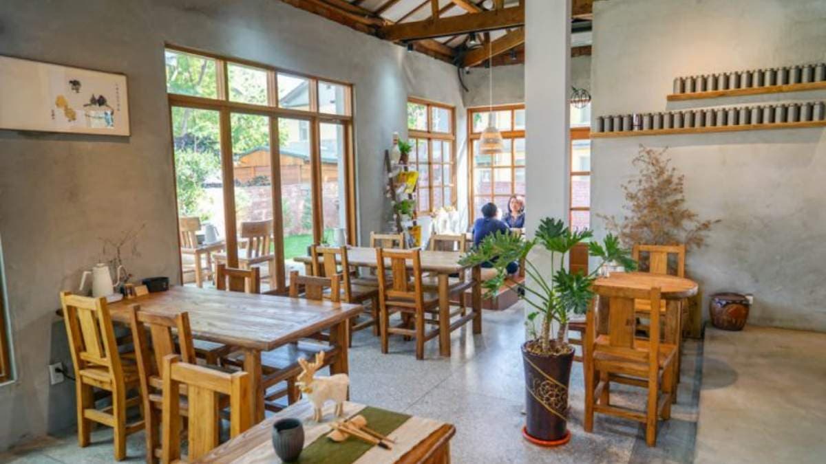 「丘山茶Hilltea」坐落中興新村，空間裝潢愜意、悠閒。（圖片來源：螞蟻幫的櫥櫃）