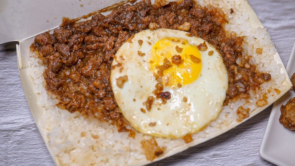 滷汁帶點微甜與鹹香，與白飯緊密融合，吃起來濕潤夠味～（圖片來源：涼子是也）