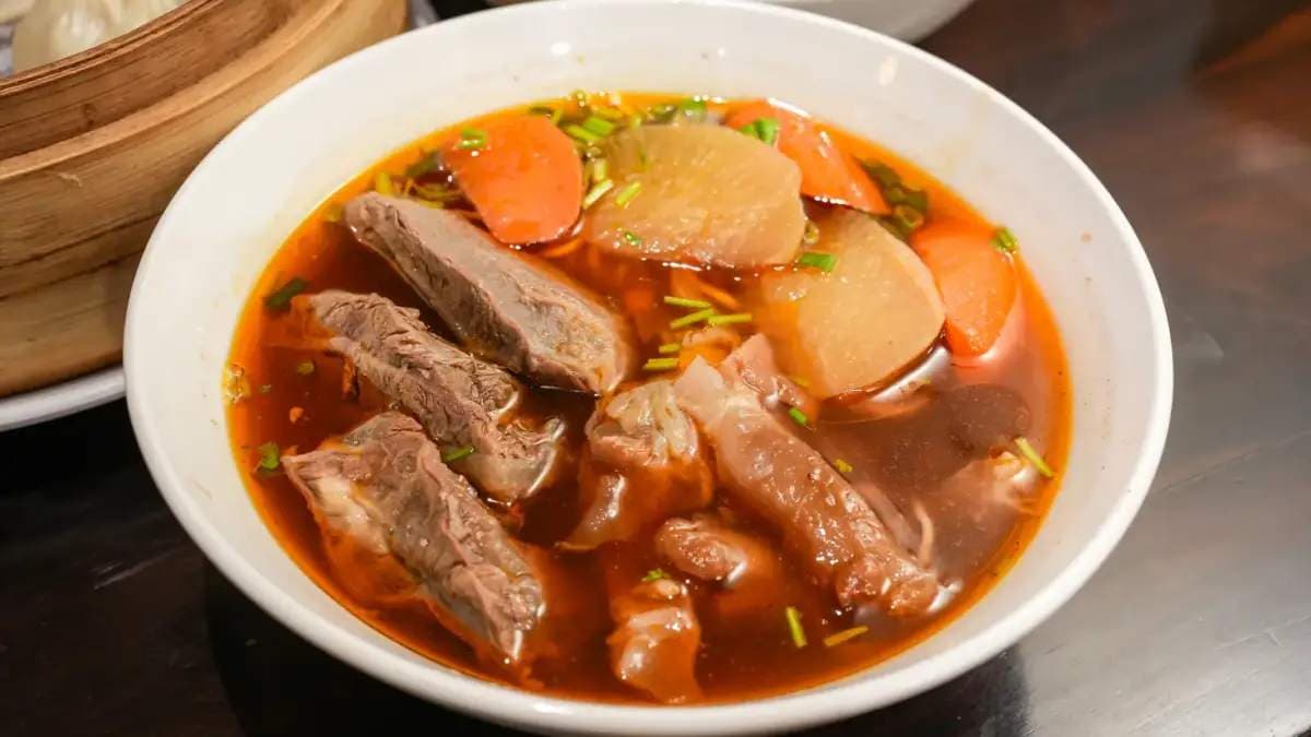 「川味半筋半肉麵」牛肉又大又嫩，湯頭略帶微辣。（圖片來源：勞鼠探世界）
