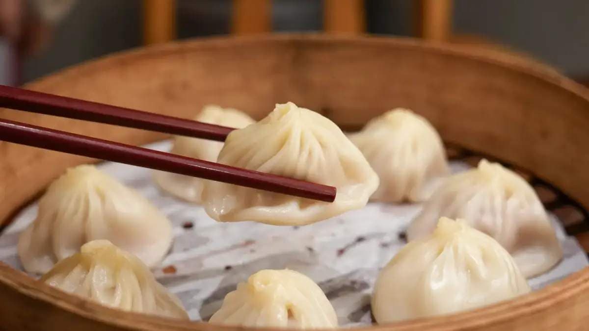 小籠包口感很有彈性，湯汁的部分很清甜。（圖片來源：勞鼠探世界）