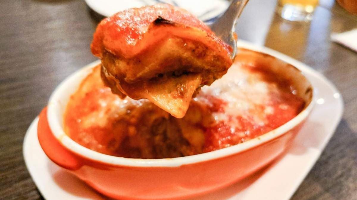 「牛肉千層麵」夾著滿滿番茄肉醬，保有肉的嚼感且充滿番茄酸香。（圖片來源：Jeremy以食為天）