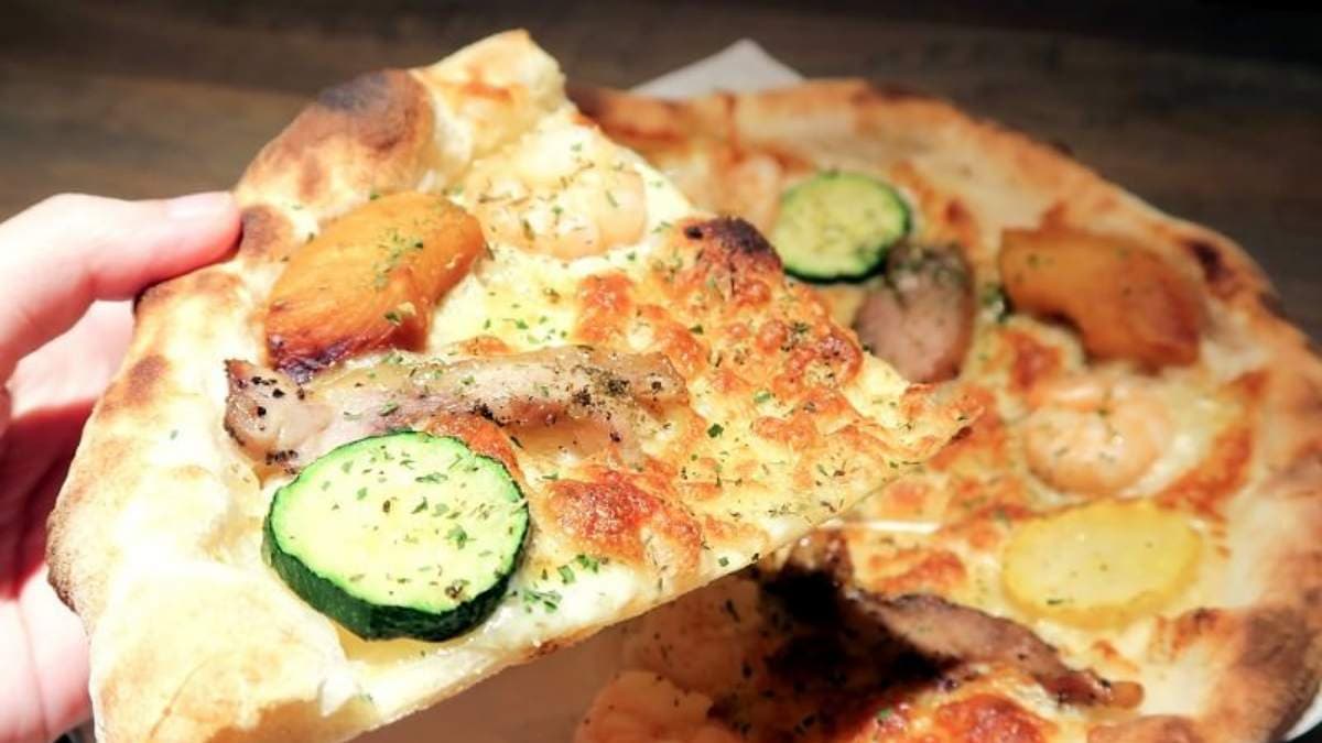 「客意自選比薩」可以自行選擇比薩組合，餅皮酥脆有嚼勁。（圖片來源：小米蟲的米缸）