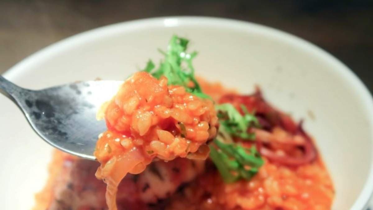 「碧砂漁港小卷燉飯」以厚實又Q彈的小捲，搭配有點微辣的番茄燉飯。（圖片來源：小米蟲的米缸）