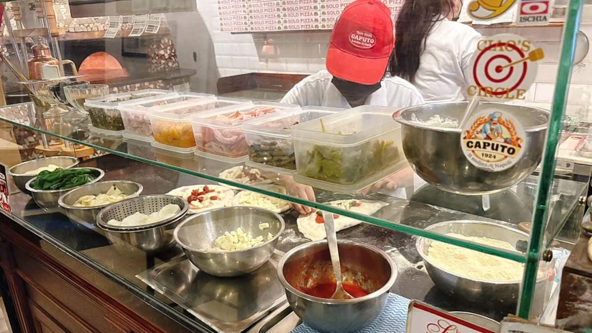 店內披薩都是現做現烤，守護「正統拿坡里披薩」的靈魂。（圖片來源：神農太太底家）