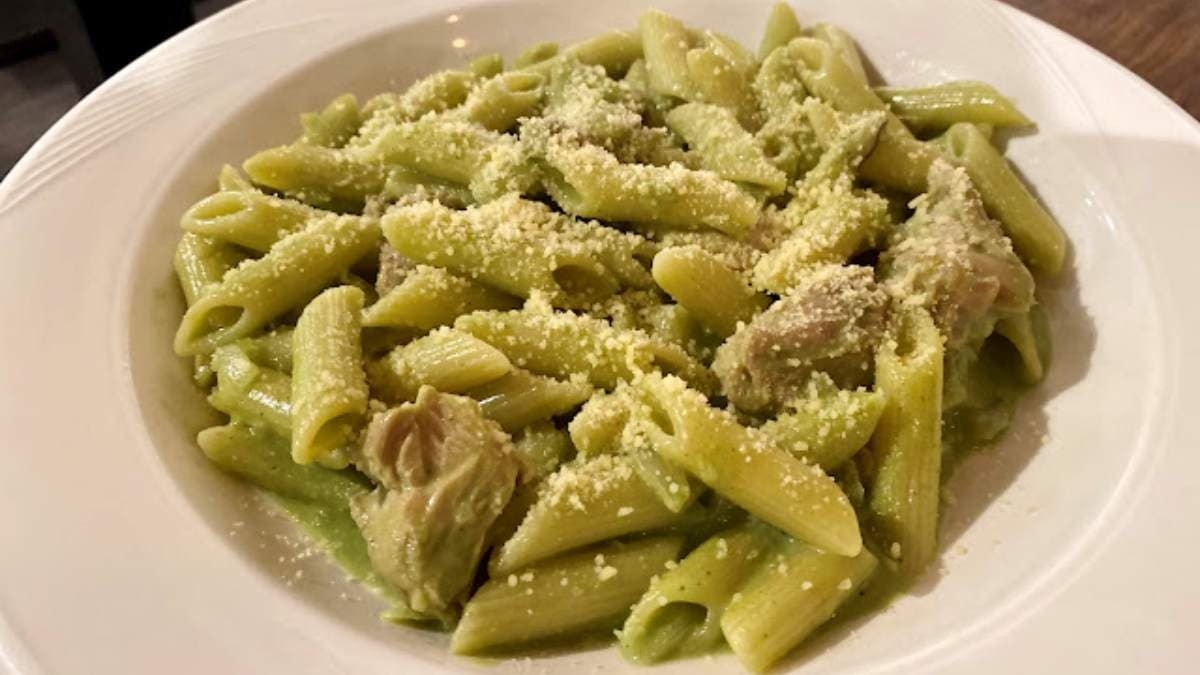 「青醬雞肉麵」撒滿起司粉，整體口味偏奶一些。（圖片來源：十六行跡）