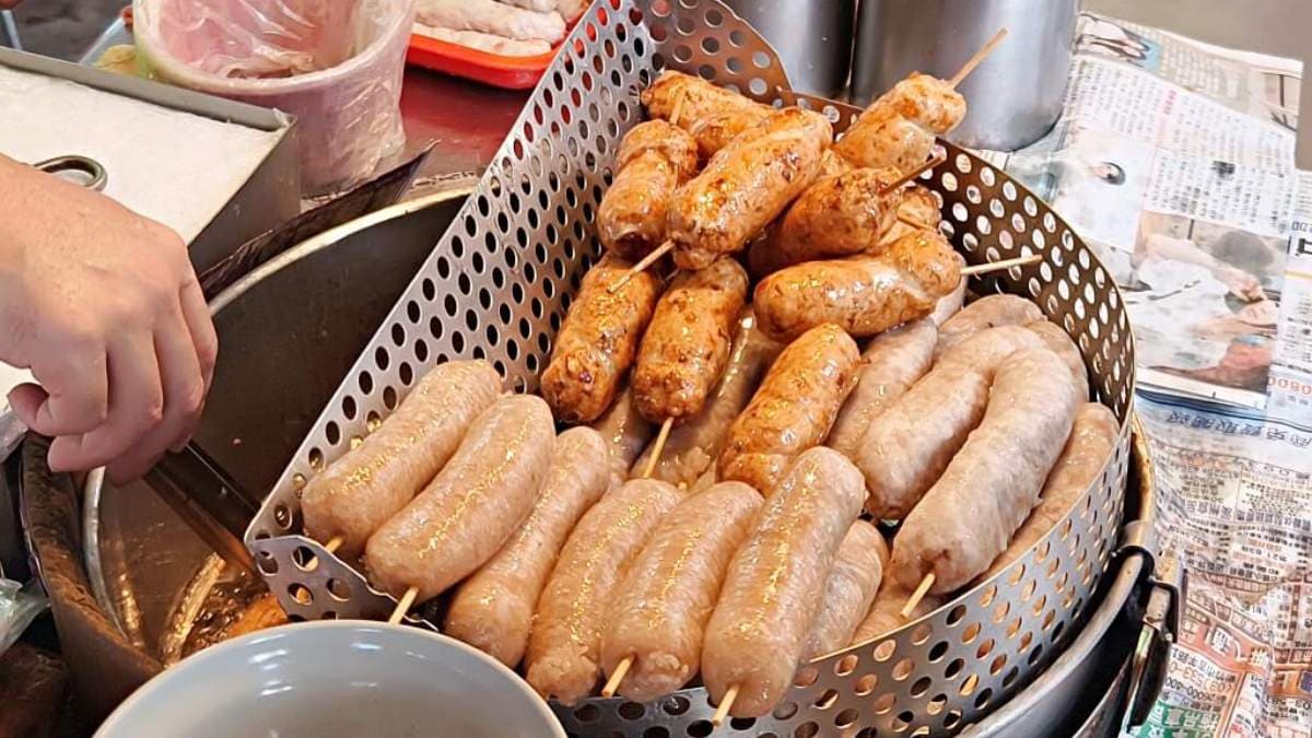 龍鳳腿是用高麗菜、紅蘿蔔碎丁以及魚漿等炸出來的小吃。（圖片來源：Darren蘋果樹旅遊玩樂誌）