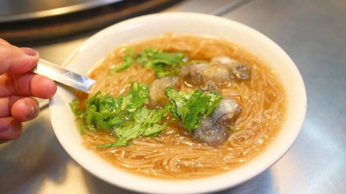 蚵仔麵線是裹粉的，好吃又入味。（圖片來源：小美很愛嚐）