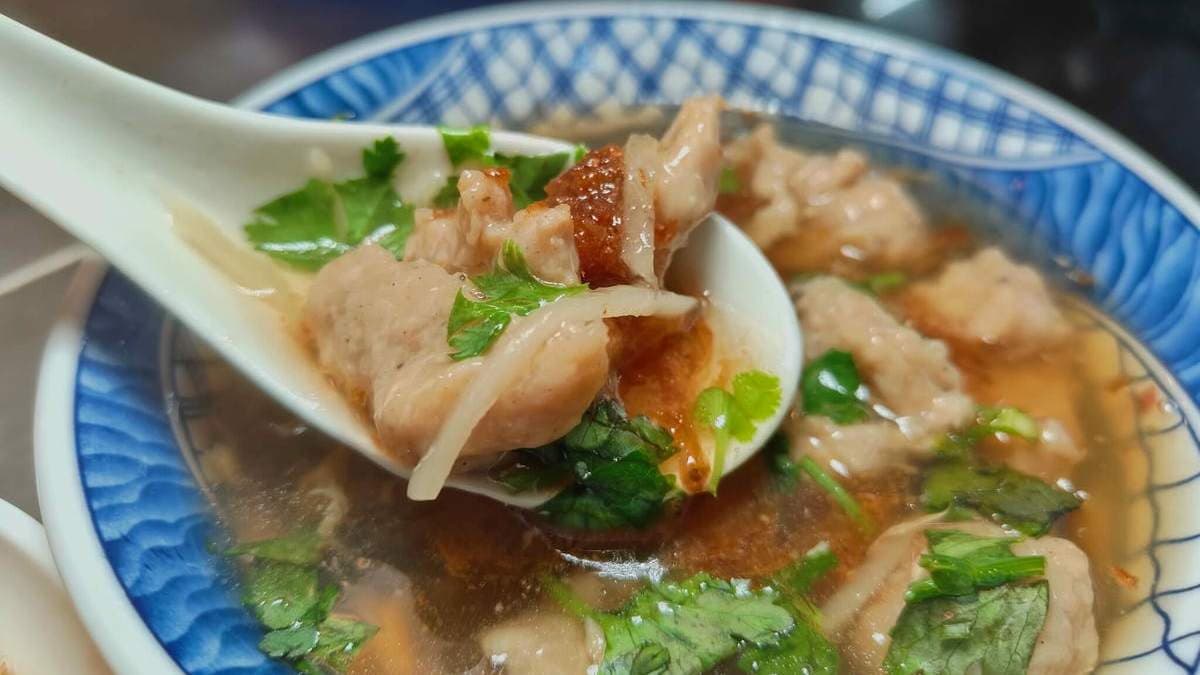熱騰騰的肉羹湯湯頭清爽，肉羹Q彈很入味。（圖片來源：小美很愛嚐）