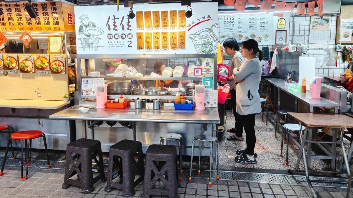 「佳佳肉羹油飯」位於瑞芳美食廣場前段第2號攤位。（圖片來源：小美很愛嚐）