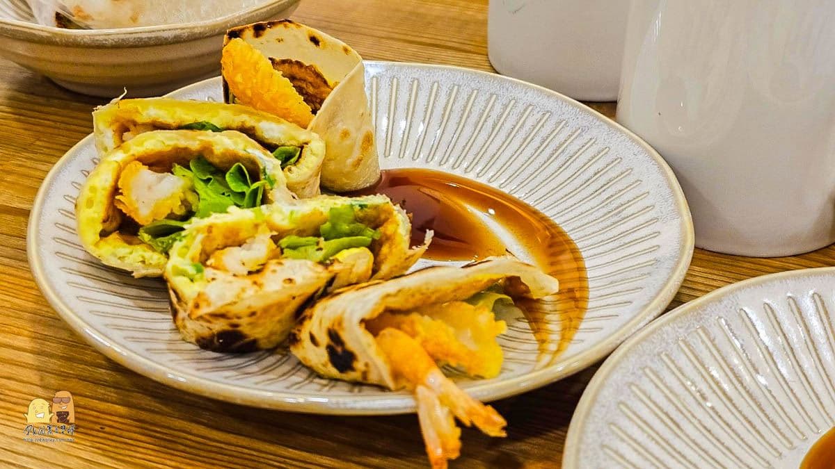 「天婦羅炸蝦蛋餅 」受到不少饕客喜愛。（圖片來源：D&W黑白雙搭）