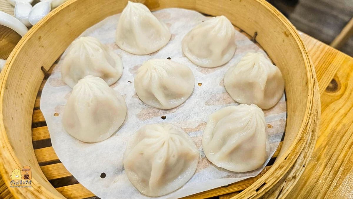 小籠包湯汁不少，吃起來很過癮。（圖片來源：D&W黑白雙搭）