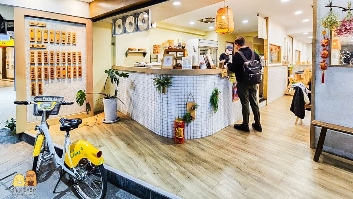 店家位於在忠孝敦化捷運站、國父紀念館捷運站的中間。（圖片來源：D&W黑白雙搭）