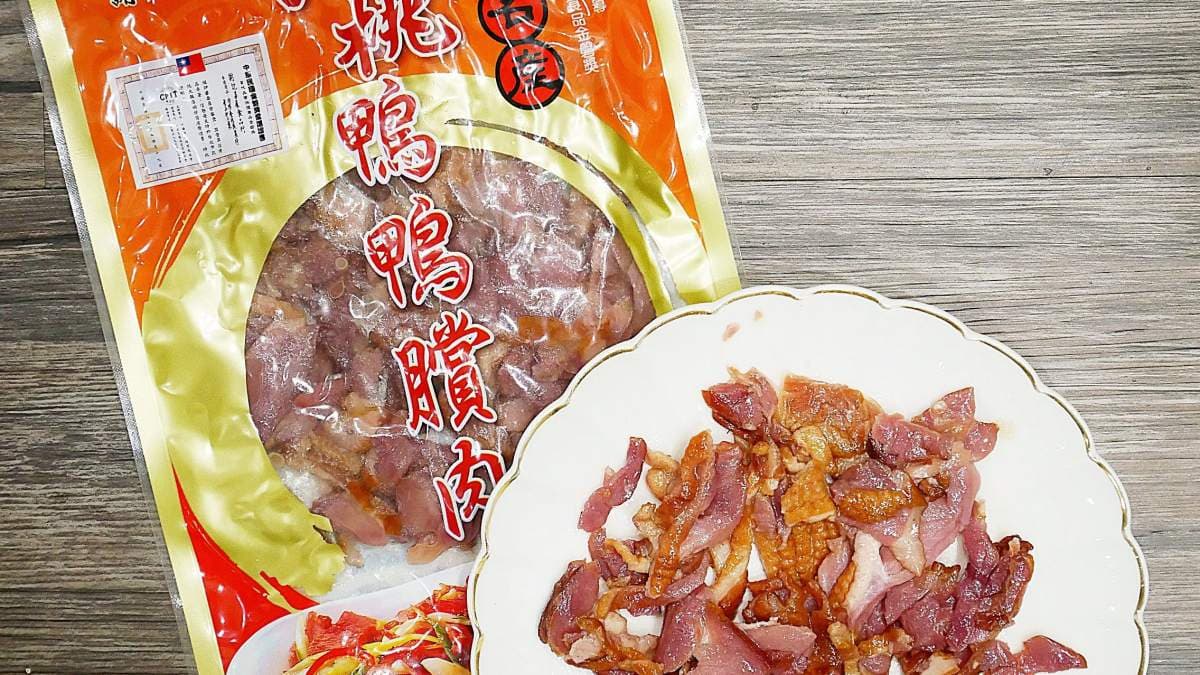 以正統土番鴨搭配獨家香料，並在炭火上覆蓋甘蔗醃燻而成。（圖片來源：靜香EAT）