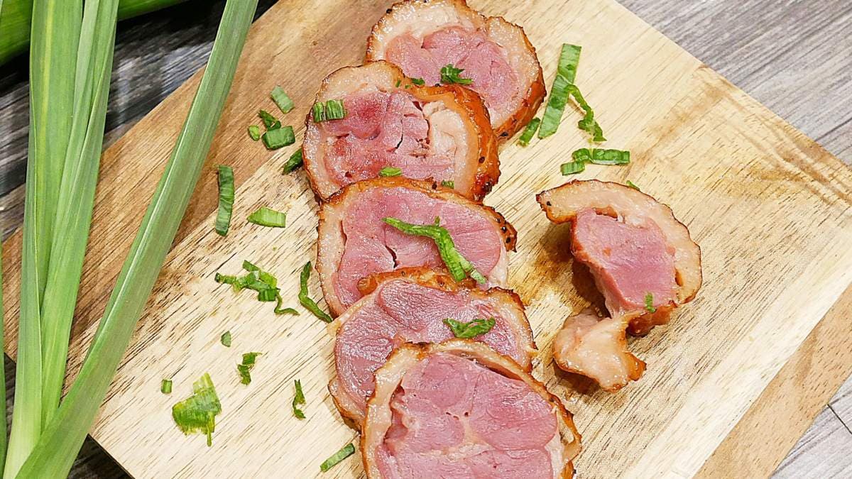 煎鴨肉捲稍微煎過之後香氣更出色。（圖片來源：靜香EAT）