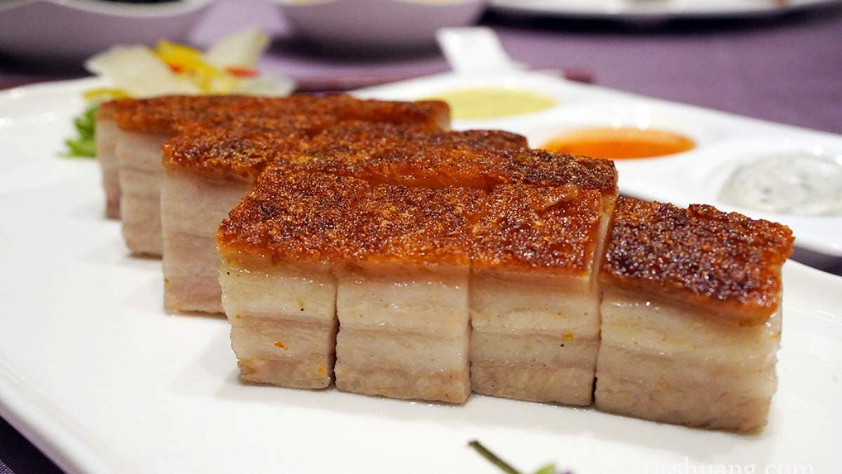 金磚燒肉猶如港式脆皮燒肉的極致演繹。（圖片來源：Tiss玩味食尚）