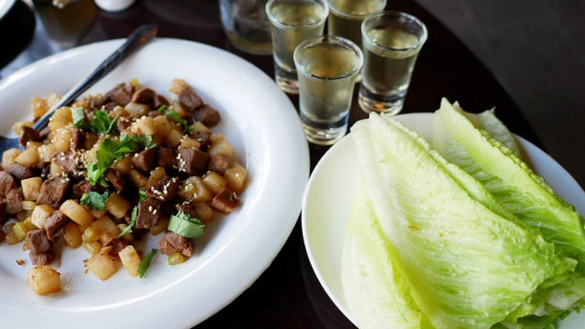 鴨肉炒荸薺再搭配生菜。（圖片來源：Tiss玩味食尚）