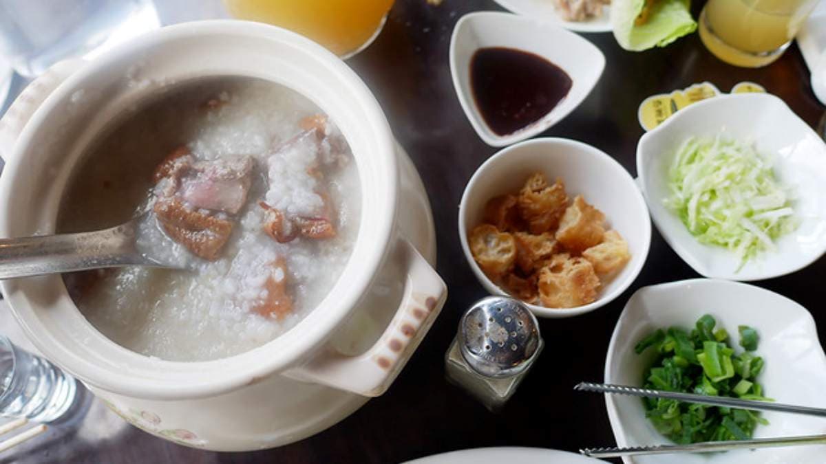 鴨肉粥搭配蔥與油條，提升口感豐富度。（圖片來源：Tiss玩味食尚）