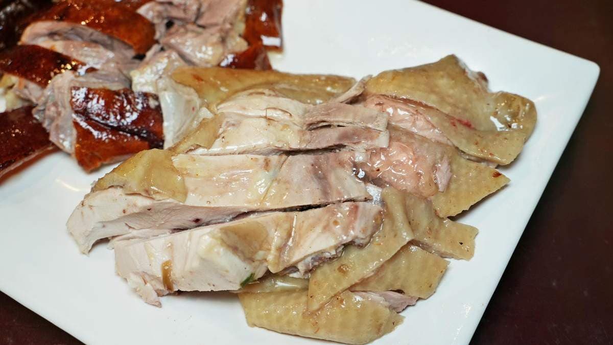 油雞肉跟皮吃起來都滑滑嫩嫩。（圖片來源：老錢的老巢）