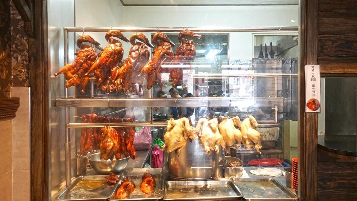 除了內用以外，這邊的烤鴨和油雞也是可以外帶。（圖片來源：老錢的老巢）