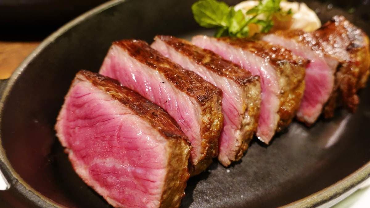 美國頂級乾式熟成紐約客牛排肉質更耐咀嚼。（圖片來源：SHINYBAN‘s Life）