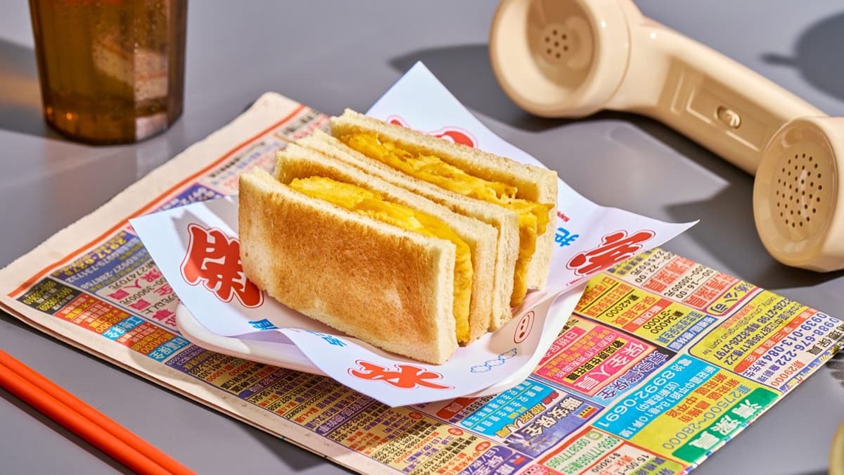 「厚蛋三文治」烤到金黃焦香的吐司，包夾著新鮮雞蛋與厚切鮮嫩滑蛋磚。（圖片來源：緯豆集團）