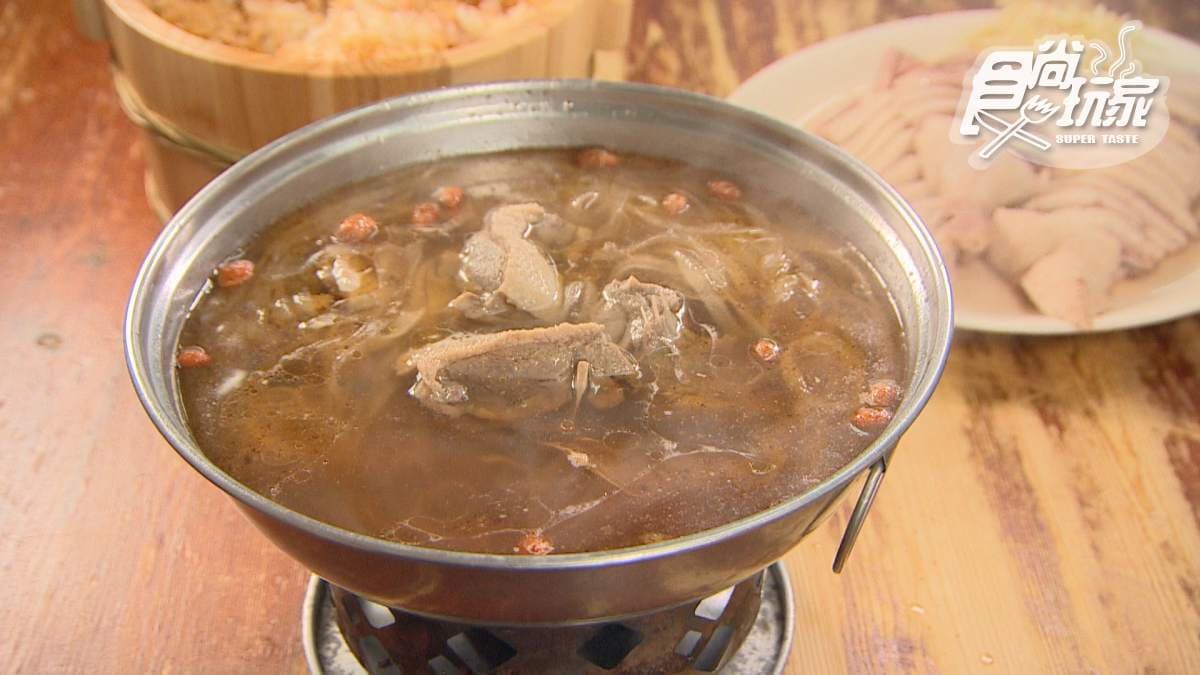 「招牌啤酒鴨湯」裡面是寬冬粉，甘甜舒服的湯頭喝下去，身體整個人都暖了起來～