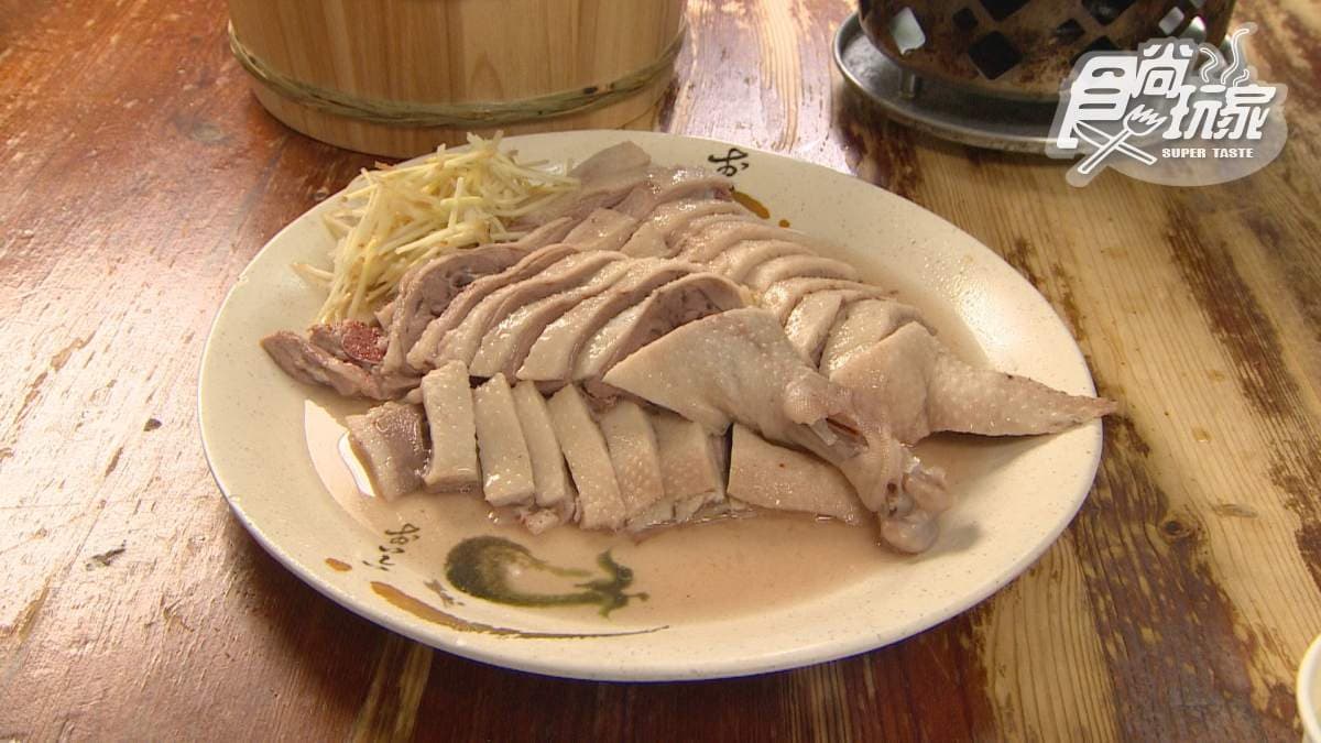 「鹽水鵝（1/4隻）」外皮油脂香氣超濃、肉質緊實。