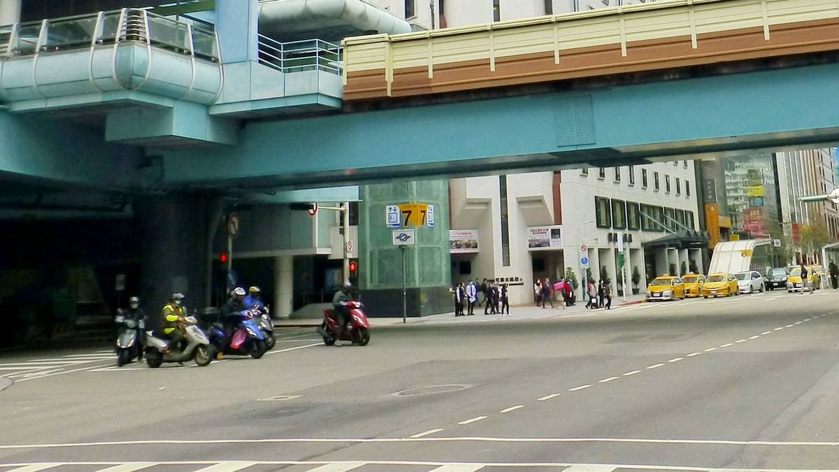 用路人注意！「新科技執法上路」公車站也有，違規最高開罰5400元