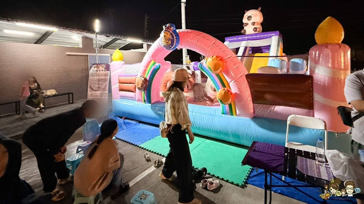 夜市裡有超過100家攤位可逛，趣味遊戲攤位、生活雜貨也都有。（圖片來源：跟著尼力吃喝玩樂）