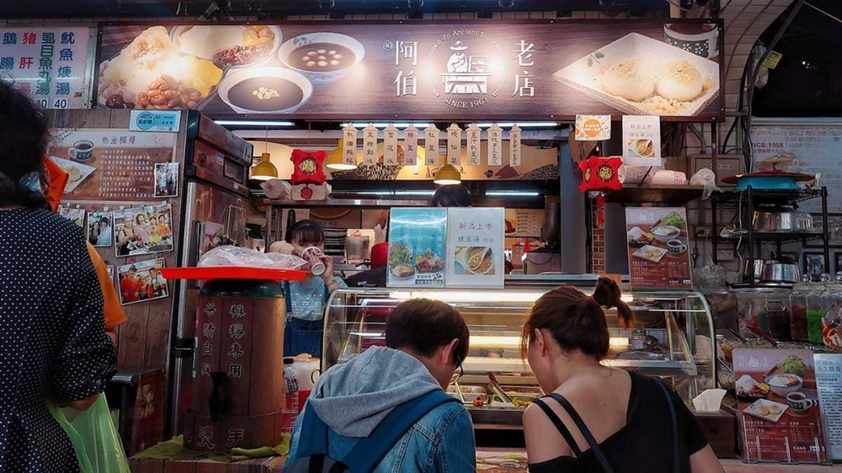 「阿伯老店熱油麻糬」是瑞芳當地必吃的人氣小吃。（圖片來源：Ann•榜哥•生活事務所）