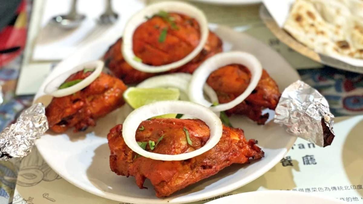 「泰姬火紅乳酸碳烤雞」是招牌菜，雞肉以特製醃料醃製再倒入優格。（圖片來源：JUN享樂誌）