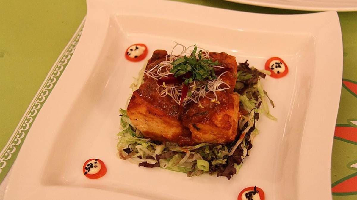 「香料鮭魚料理」鮭魚煎至金黃酥脆，口感鮮甜滑順。（圖片來源：旅人Carrie愛漫遊）