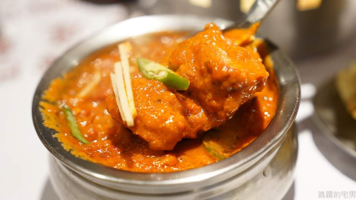 「洋蔥青椒炭烤咖哩雞」雞肉很嫩，帶著一點青椒的香氣。（圖片來源：跳躍的宅男）