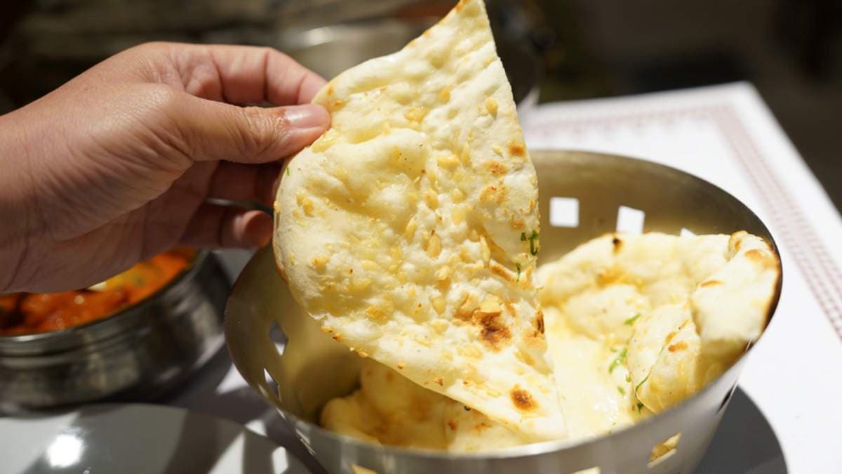 「蒜香烤餅」口感軟嫩有Q感，蒜味很入味。（圖片來源：跳躍的宅男）