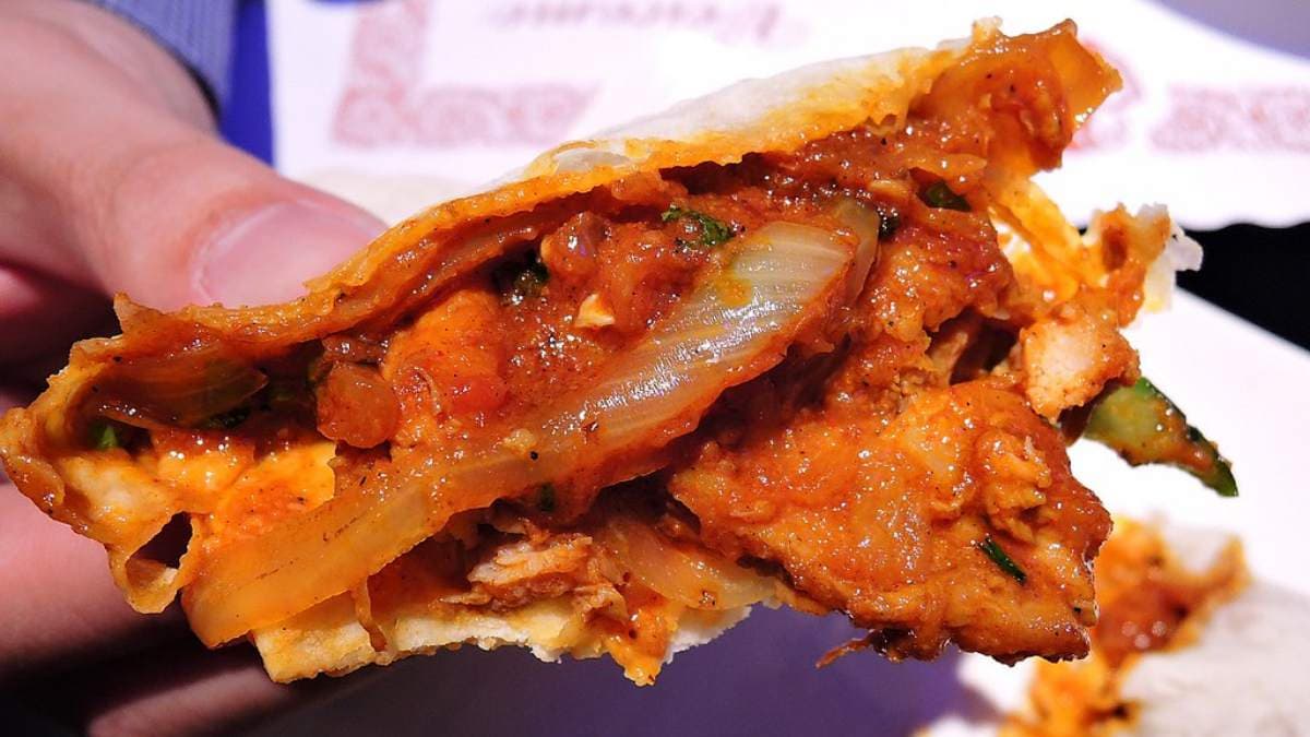 「雞肉烤餅」吃起來有點微辣，又帶點鹹甜的口感。（圖片來源：凱西跳跳糖の美食旅遊）