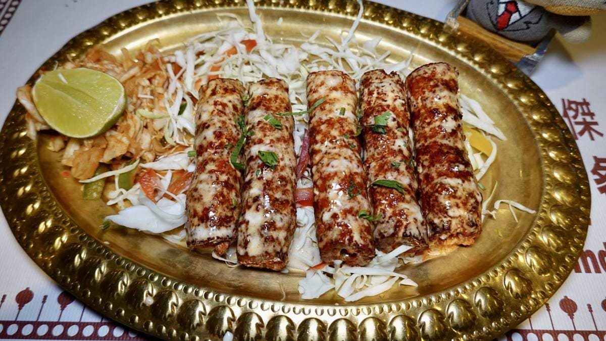 「孜然風味羊肉條」濃郁的炭烤香氣加上孜然香味，羊肉沒有腥騷味。（圖片來源：貓大爺）