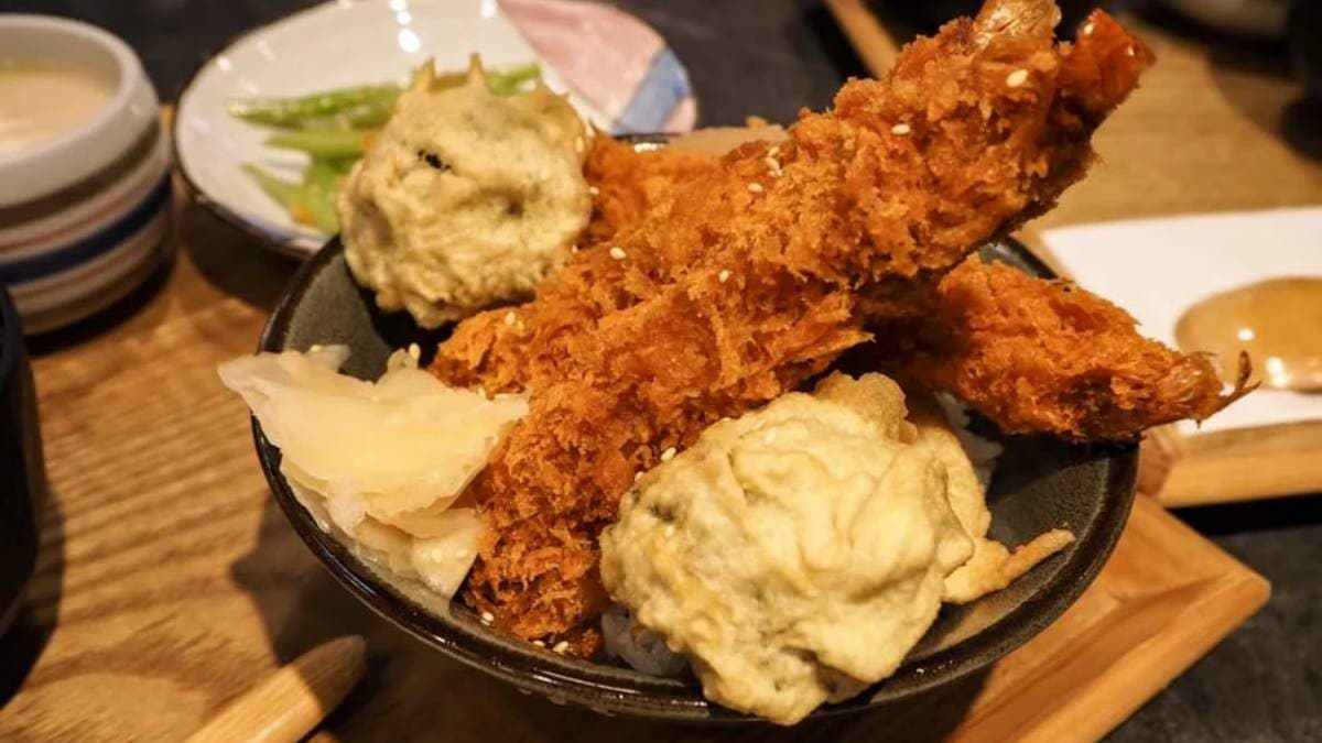 「酥炸海老」有３隻大蝦和炸花椰菜，分量十足。（圖片來源：快門女子食旅誌）