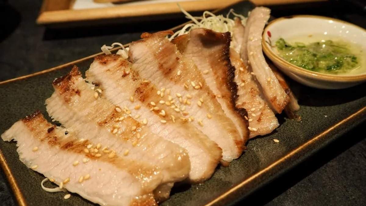 「蔥醬松阪豬」肉質鮮嫩，Q度很剛好。（圖片來源：快門女子食旅誌）